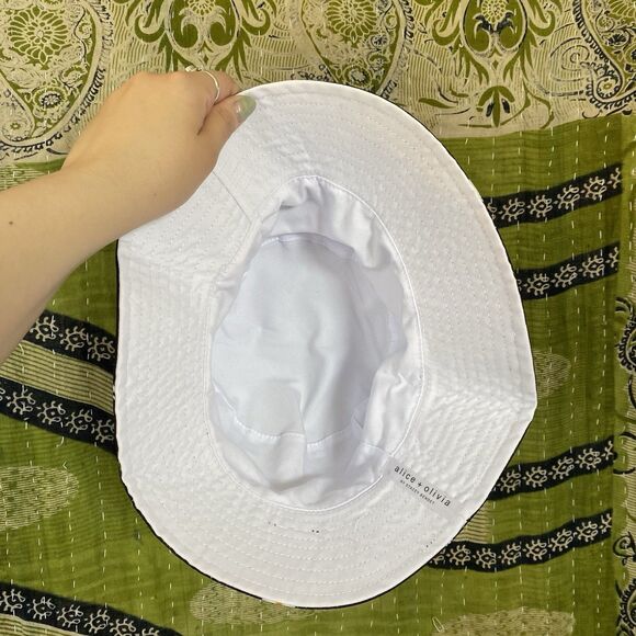 Alice + Olivia Women’s Daisy Print & Solid White Reversible Bucket Hat main image 13